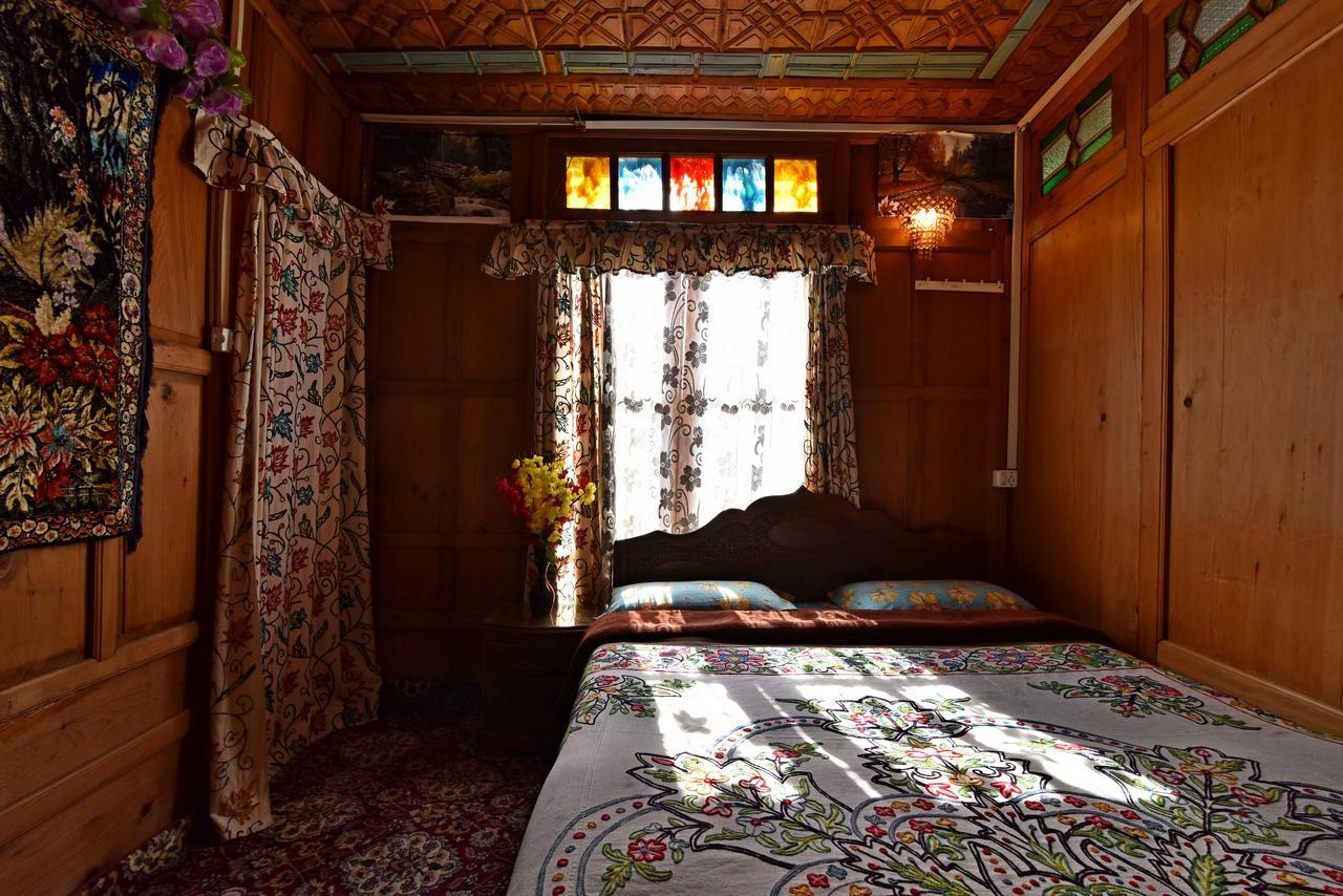 Lake Palace Group Of House Boats Srīnagar Kültér fotó
